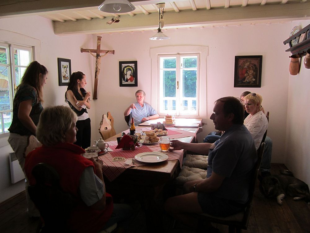 Jarka Brožová, servírka, Petr Válek,Vláďa, Irena Valkovičová, Jirka Körbel, Alena Straussová