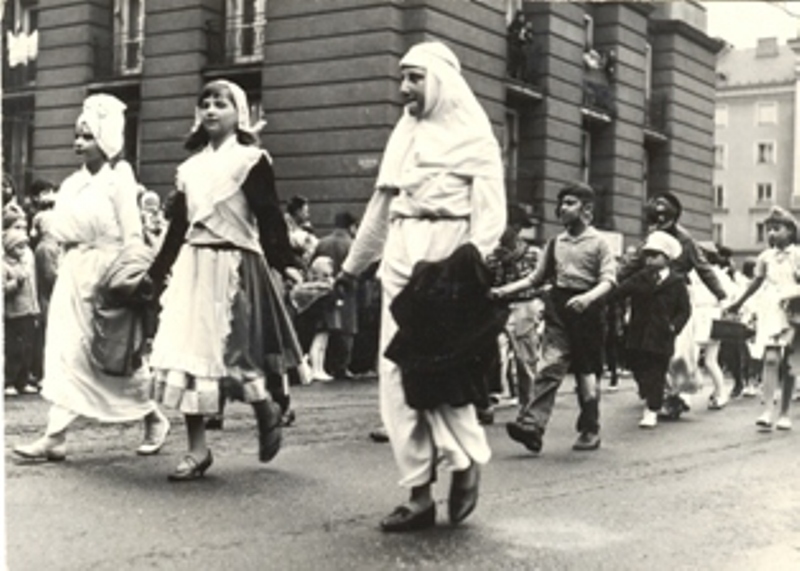 Karneval Alsovo namesti  Zleva Vera,Zoja,Nada a za  ni Premek